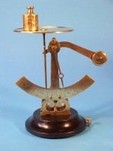 scale with 100 grams op plateau