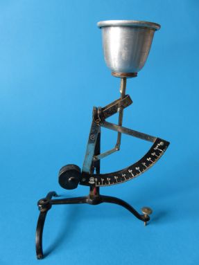 egg scale, maker Ph.J. Maul