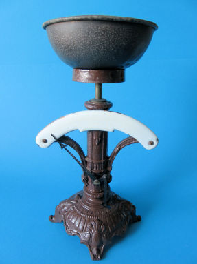 household scale, maker E. Ubrig & Co.