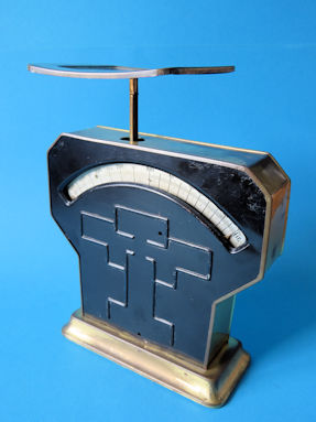 back Macito letter scale