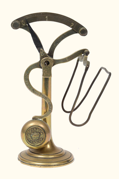 Riddle Letter Balance No. 113, of shiny brass, range 2oz of Tennants